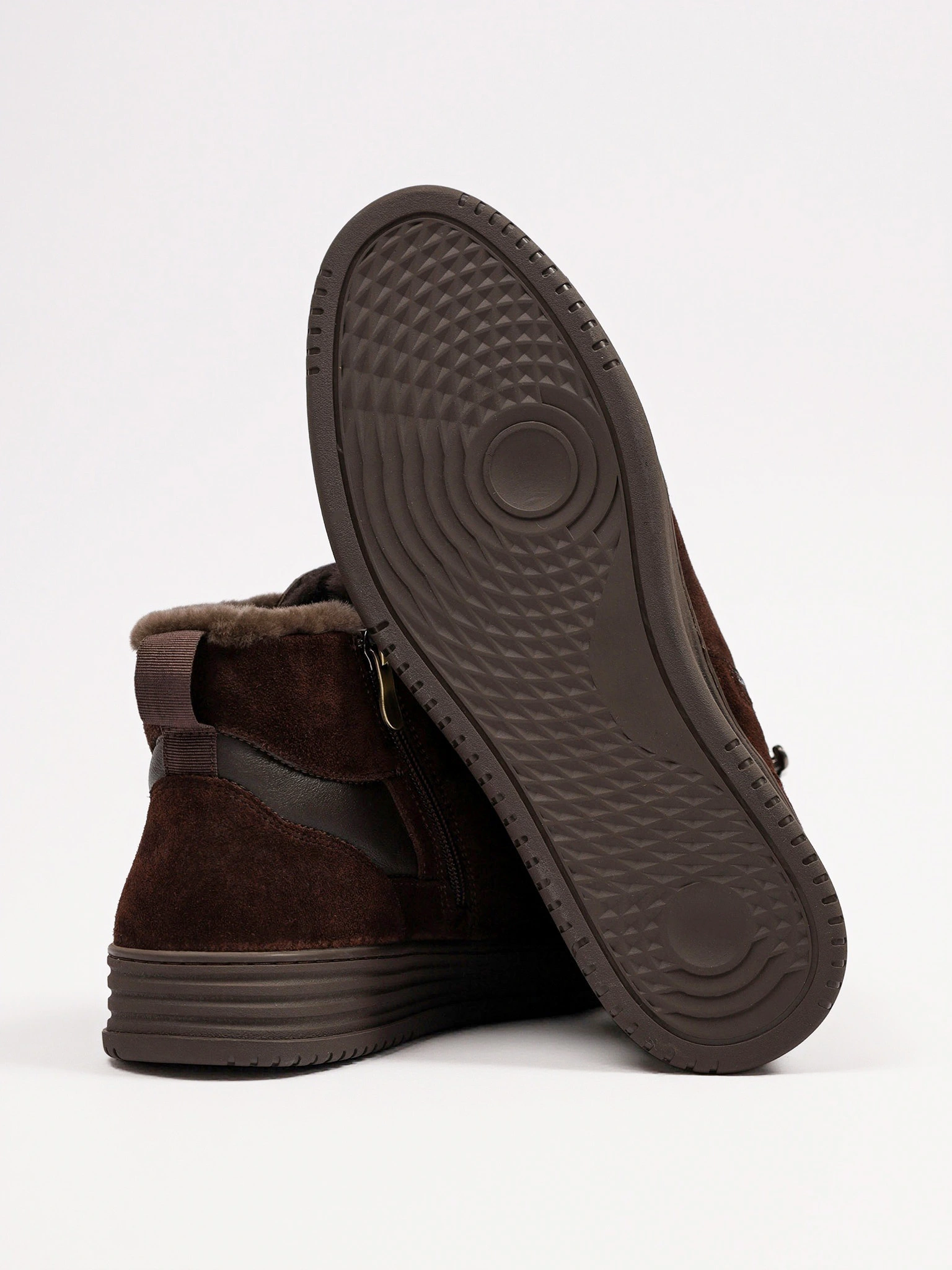 Ботинки комбинированные коричневого цвета на низкой платформе